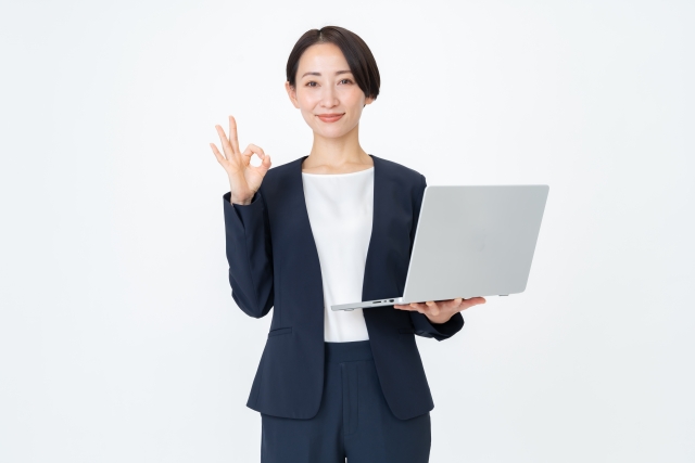 退職代行の相談先の女性の画像。手でオッケーマークを作り、あなたの相談はこちらで大丈夫ですよ!とアピールしている