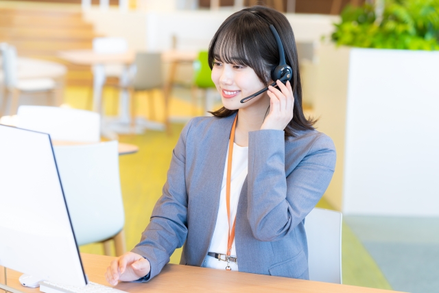 企業をサポートする笑顔の退職代行オペレーター